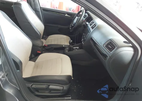 2015 Volkswagen Jetta 1.8T Sport z USA, uszkodzony, nr VIN 3VWB17AJ8FM211519